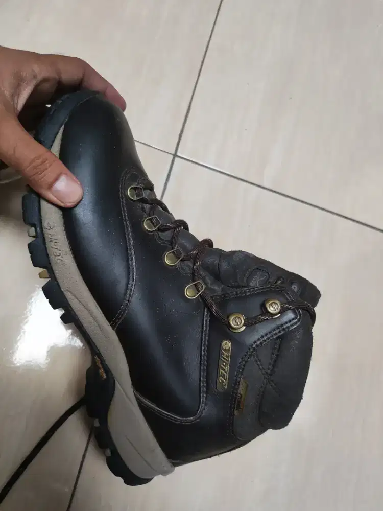 Sepatu gunung dan santai