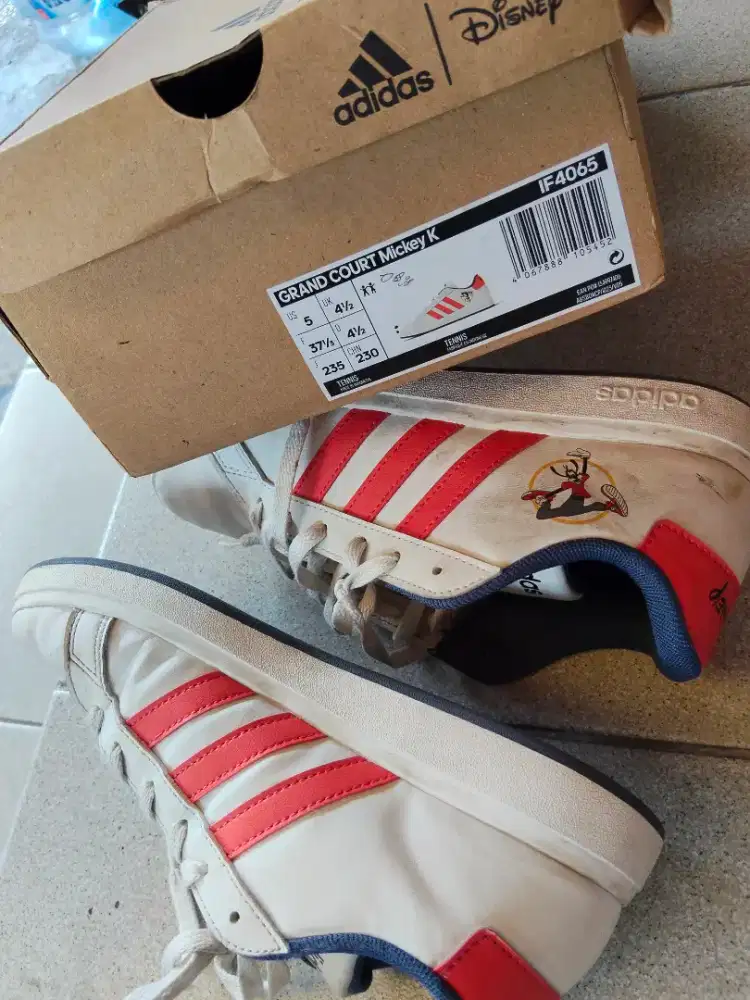 Sepatu adidas x disney