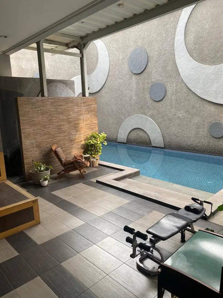 Dijual Rumah Mewah Fasilitas Kolam Renang di Singgasana Bandung