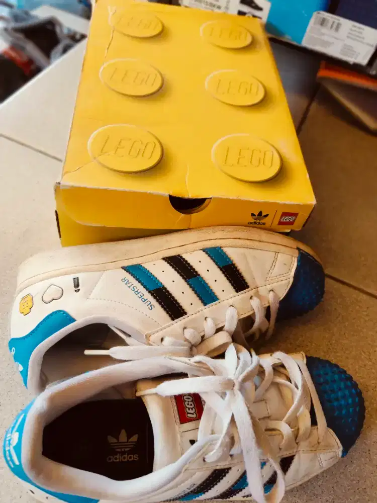 Sepatu adidas x lego