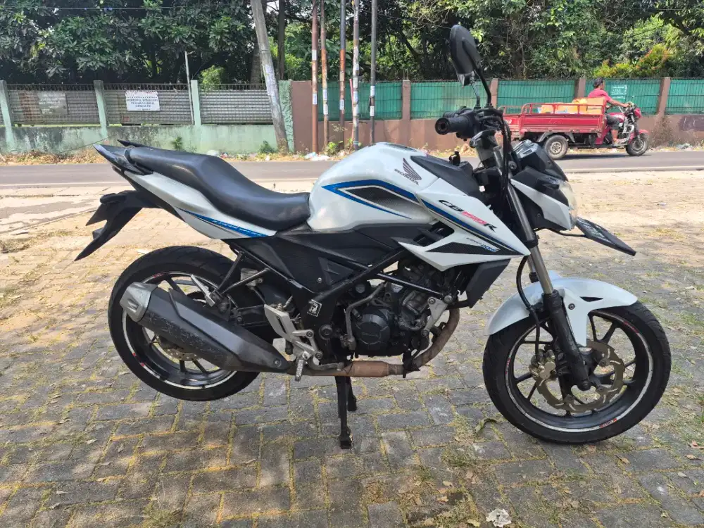 Dijual Honda CB150R tahun 2016 surat lengkap