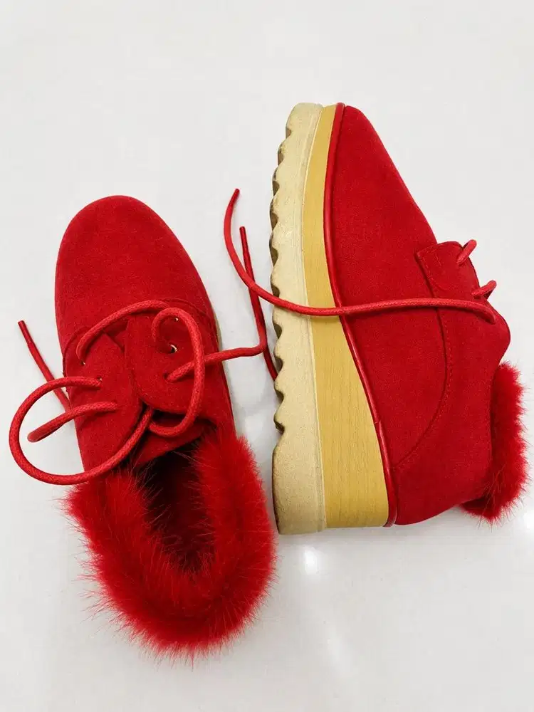 Sepatu Merah Bahan Suede dengan Bulu