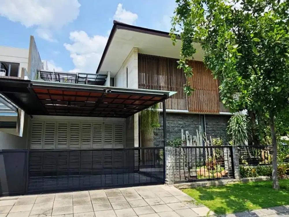 JUAL RUMAH MEWAH FULL MARMER, KOLAM KOI DAN HANGING GARDEN DI GRAHA NATURA SURABAYA