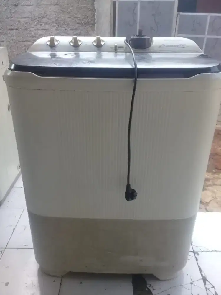 Mesin cuci 2 tabung merek Sharp