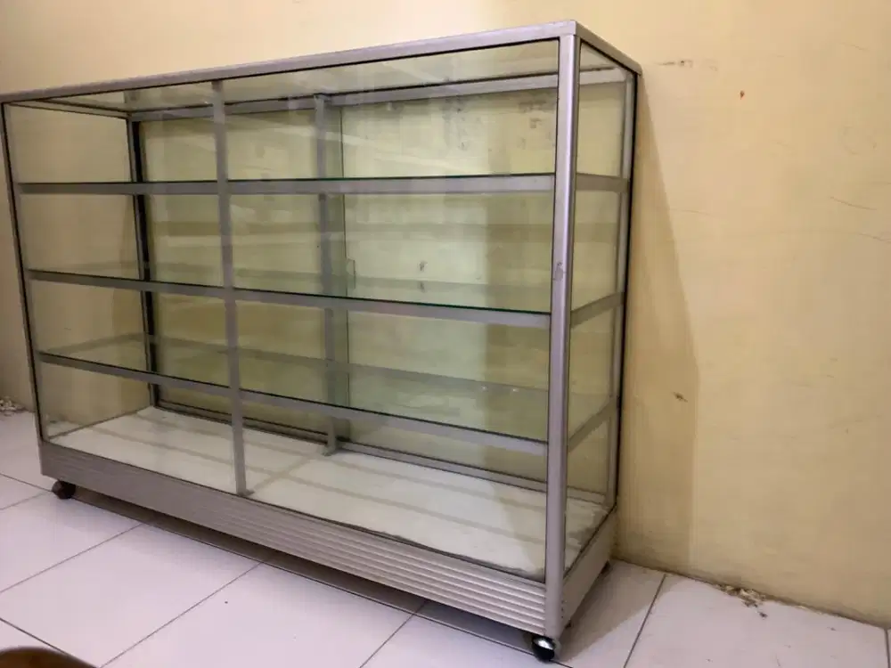 Etalase kaca panjang 1,5 meter