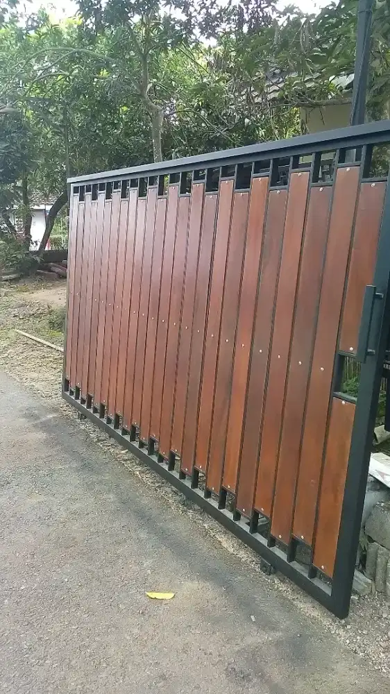 Pagar gerbang kayu ulin