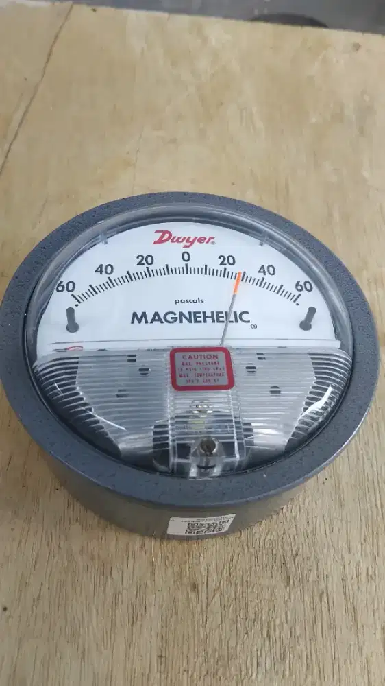 Dwyer Magnehelic + Bracket