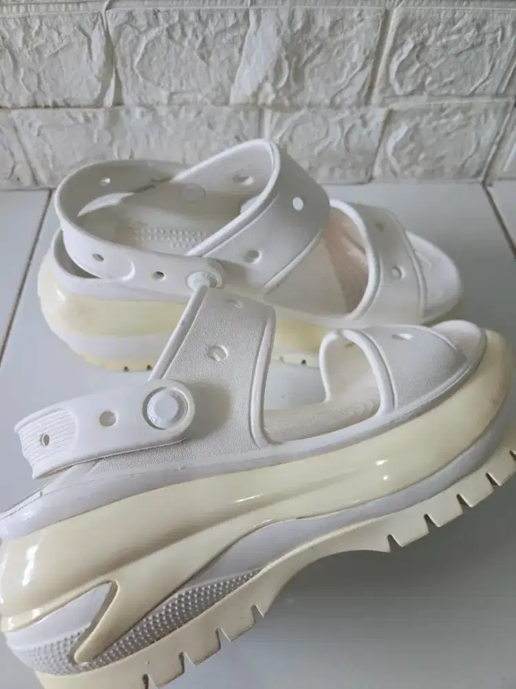 Sendal crocs megacrush