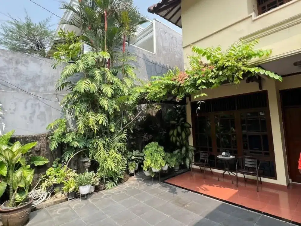 RUMAH KLASIK MEWAH, DI KAVLING MARINIR, PONDOK KELAPA, JAKARTA TIMUR