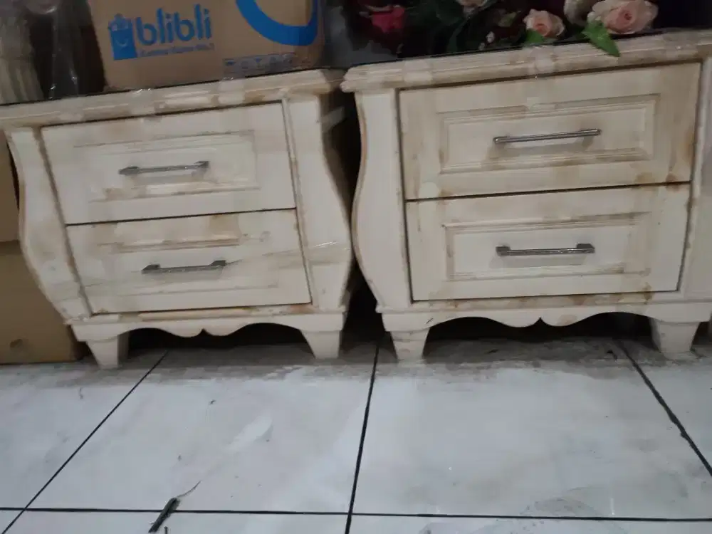 Lemari laci samping tempat tidur