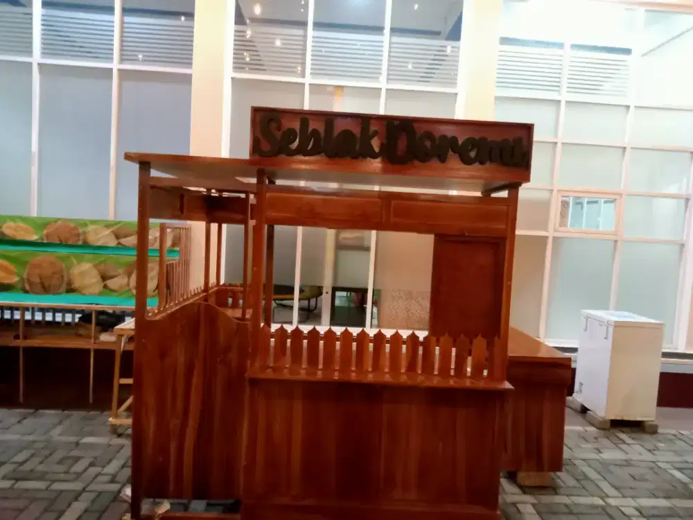 Rombong  stand out dor ato indort