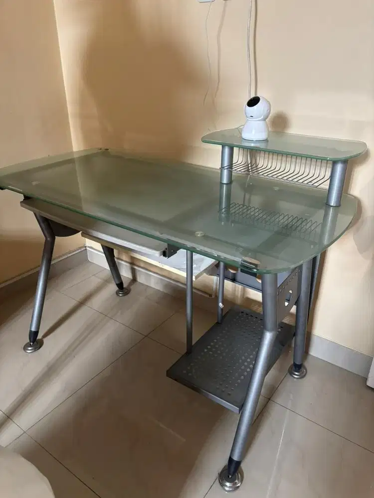 Meja Komputer - tempered glass merek Informa untuk kerja / belajar