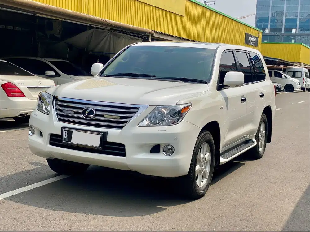 LEXUS LX570 AT PUTIH 2011