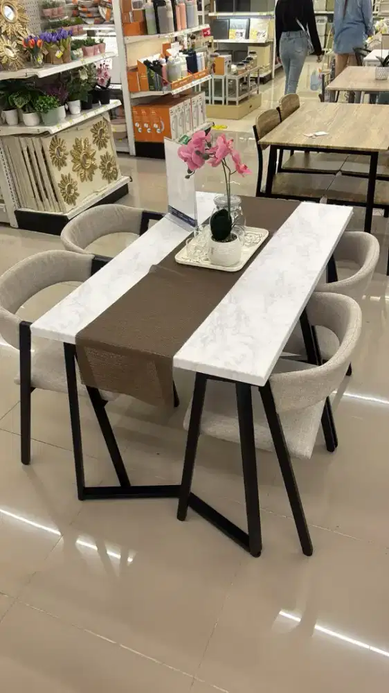 Meja makan minimalis