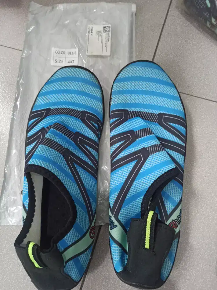 Sepatu pantai biru uk 40