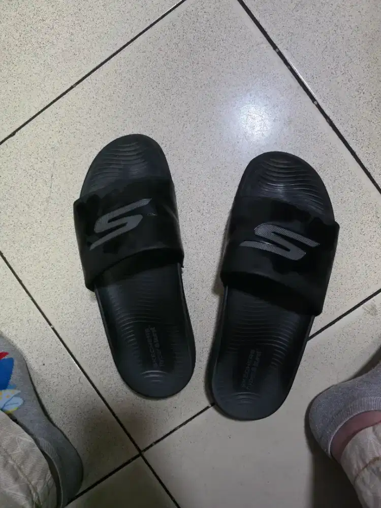 Skechers black us 9