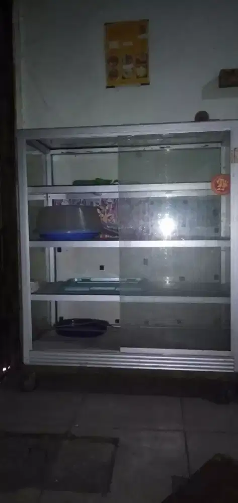 Etalase kaca Aluminium