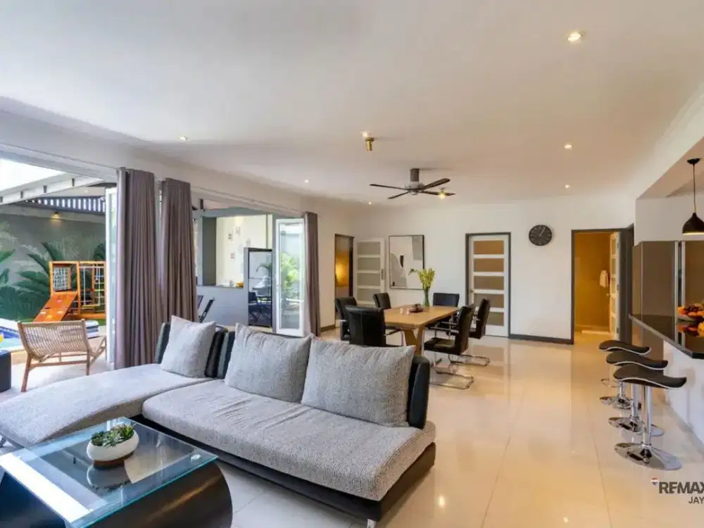 Villa masih aktif beroperasi Full Furnished Dijual, di Kerobokan