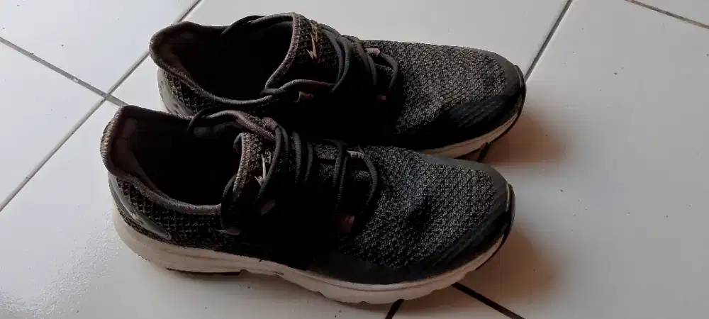 Silahkan yg minat sepatunya.. 
Ambil 2,2nya 120rb