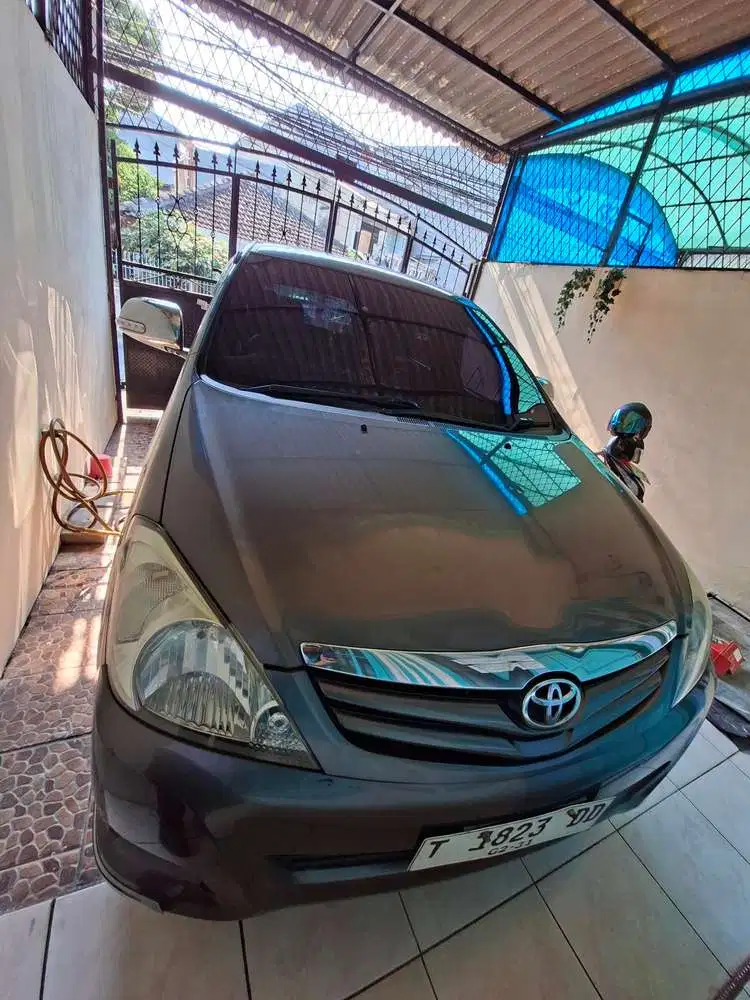 Toyota Kijang Innova 2011 Bensin