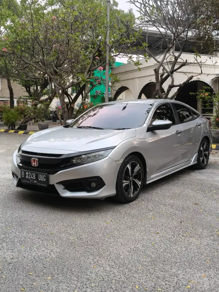 Honda Civic Turbo ES sedan 1.5cc AT