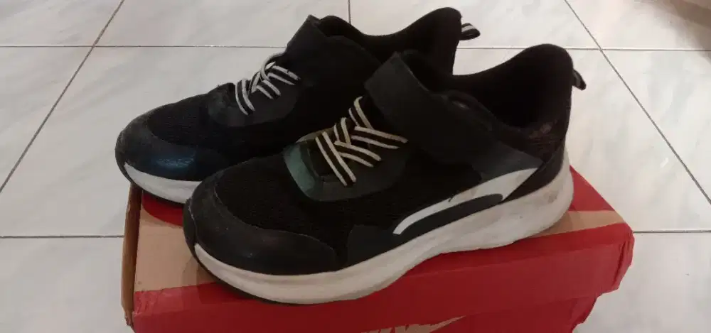 Obral Sepatu dan Sandal Anak Bekas Murmer