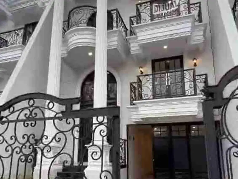 RUMAH BARU MEWAH  3LANTAI DENGAN KOLAM RENANG PREMIUM AREA 1 Menit KE RAGUNAN DI JAGAKARSA JAKARTA SELATAN
