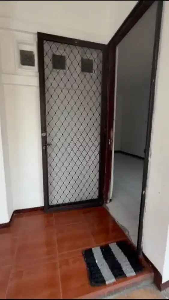 Murah, Jual Rumah Second  Hitung Tanah di Pakuwon City, Surabaya