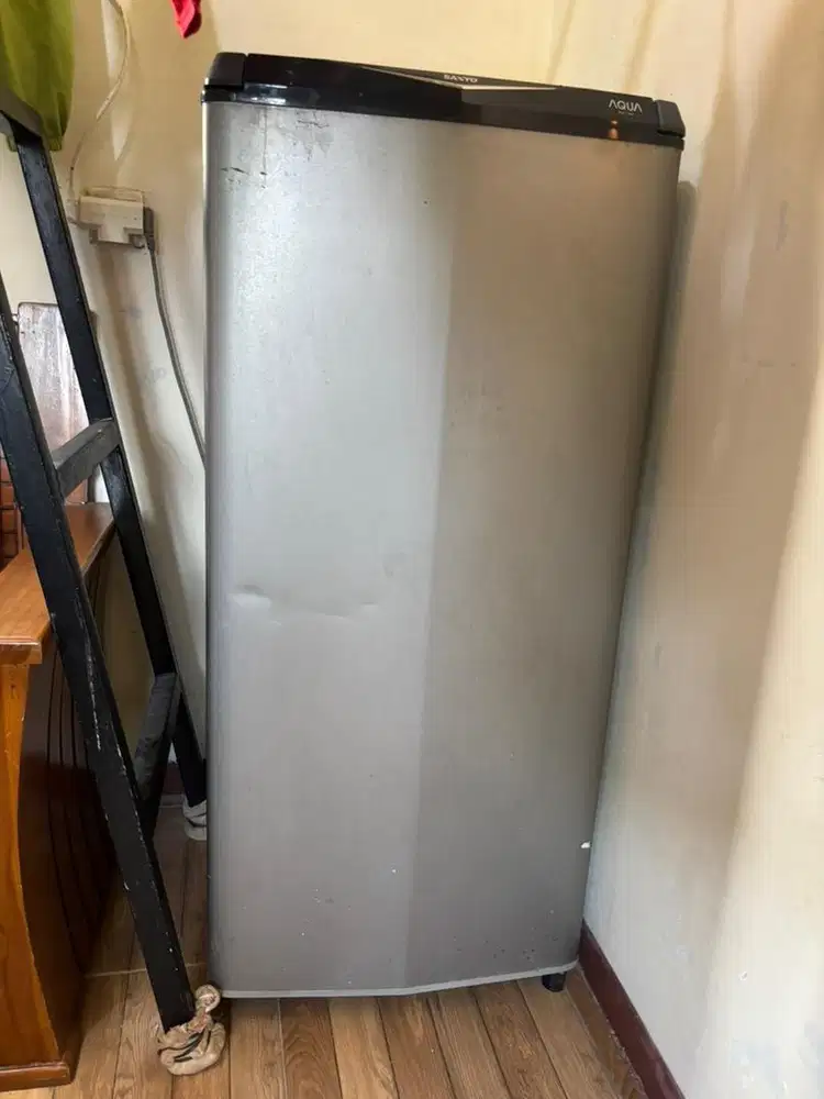 Di jual kulkas minus tutup frezer n bagian luar penyok dikit