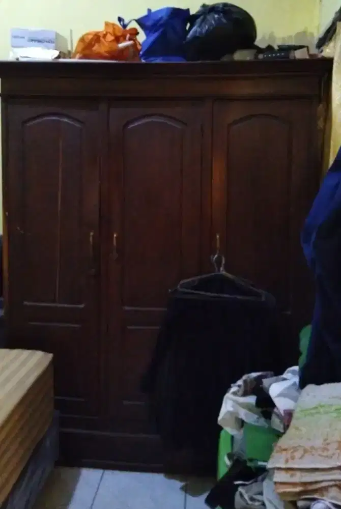 Jual lemari pakaian bekas  jati 3 pintu
