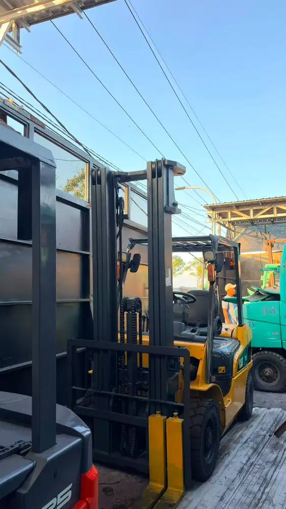 CATERPILLAR 2.5 TON MAST TRILIFT TAHUN MUDA BERGARANSI MESIN