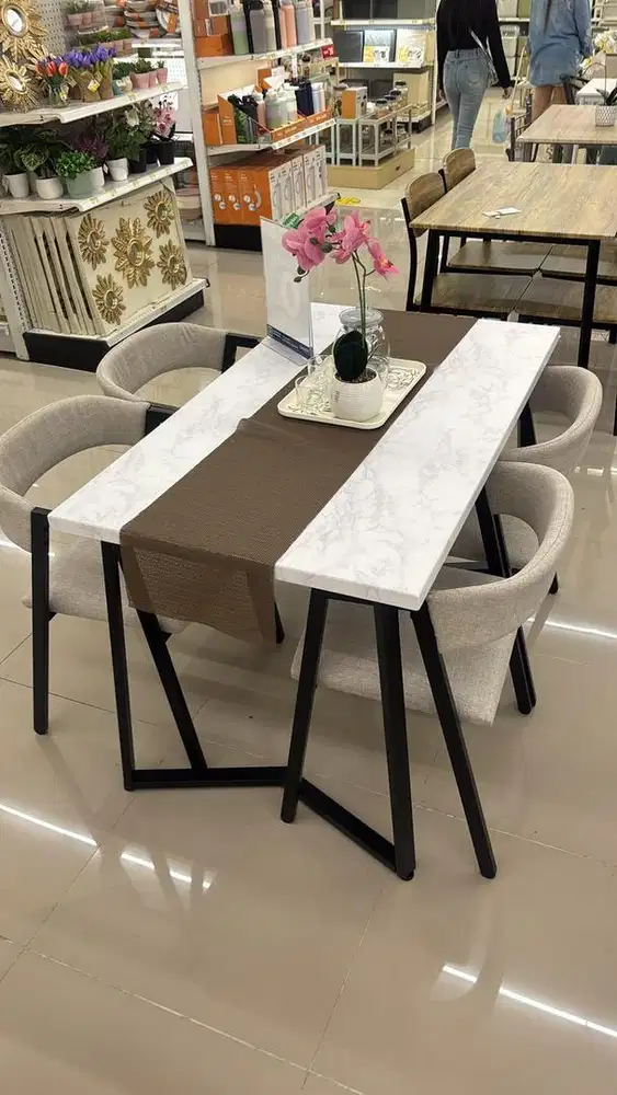MEJA MAKAN MINIMALIS