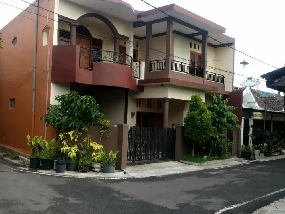 Rumah strategis dekat pusat Kota di Titan Asri Malang. Dekat Universitas Brawijaya, Universitas Negeri Malang, Malang Town Square, dan pusat Kota.NLML