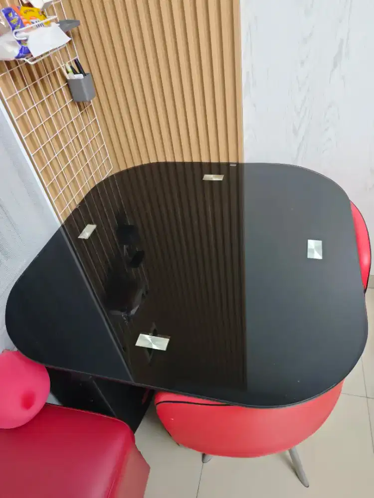 Meja Makan Kaca