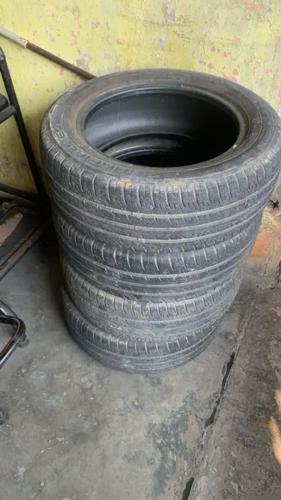 Jual ban bekas mobil