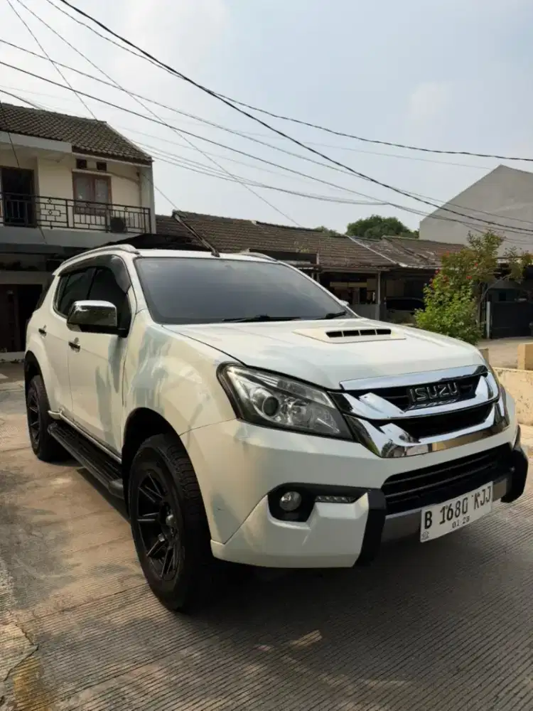 DIJUAL ISUZU MU-X MATIC SOLAR 2.5 JEEP