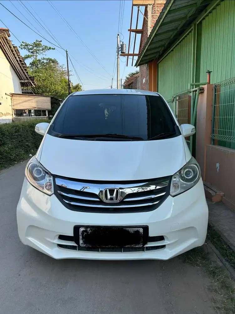 HONDA FREED PUTIH 2013