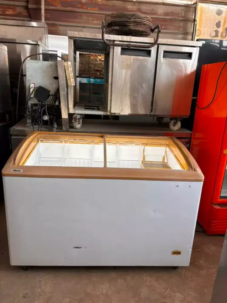 FREEZEER SLIDING KACA 
Merk Hiron
Kapasitas 333 liter
Orii