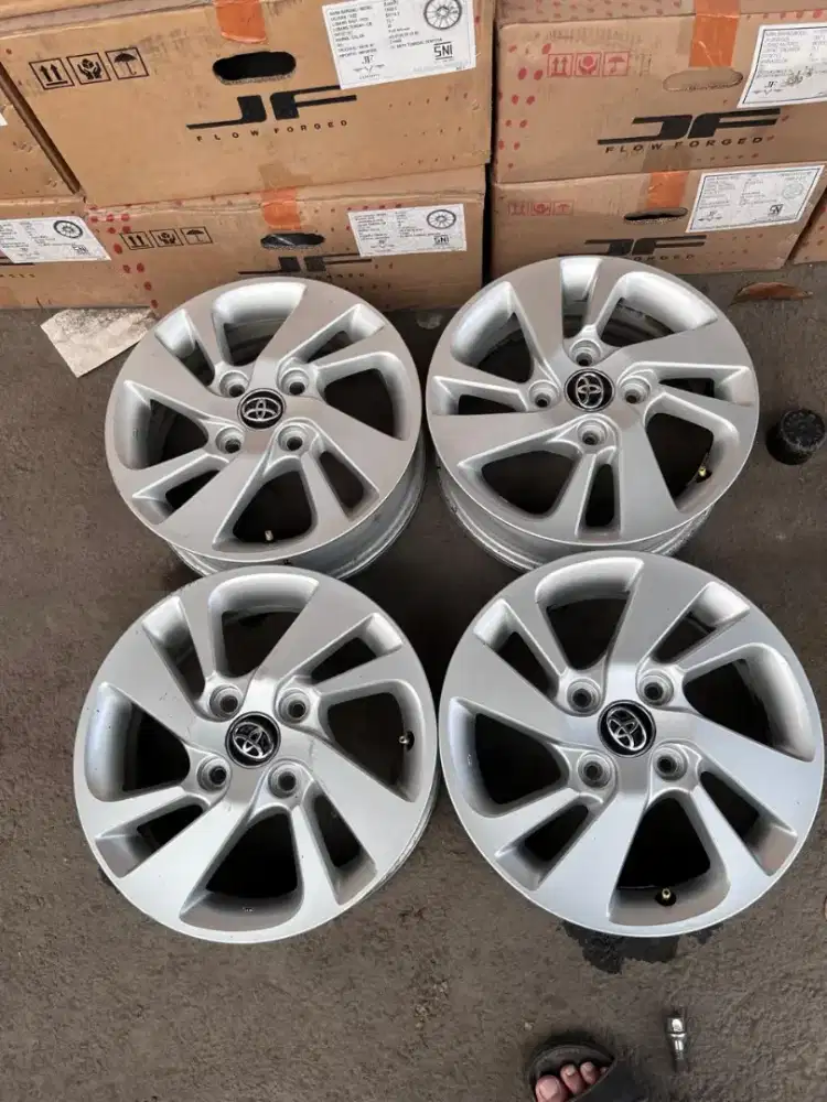 Velg original Toyota Avanza Veloz ring 15 pcd 4x114,3 4pcs