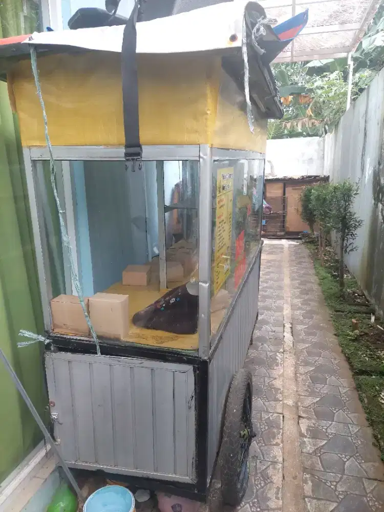 Gerobak bekas pisang goreng