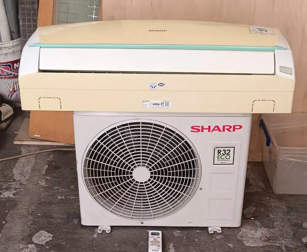 AC ½ PK second merek Sharp