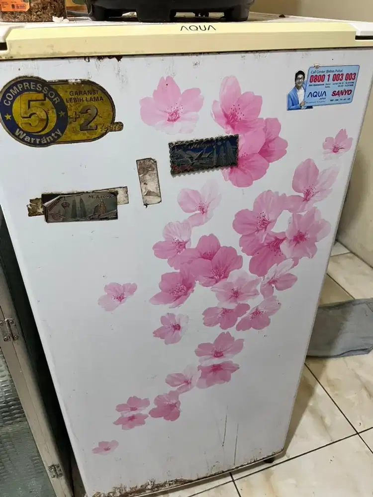 Dijual Kulkas merk aQua masih dingin