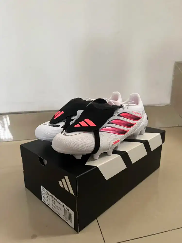Adidas Predator League FT AG
Chaos vs Control Artificial Grass 42