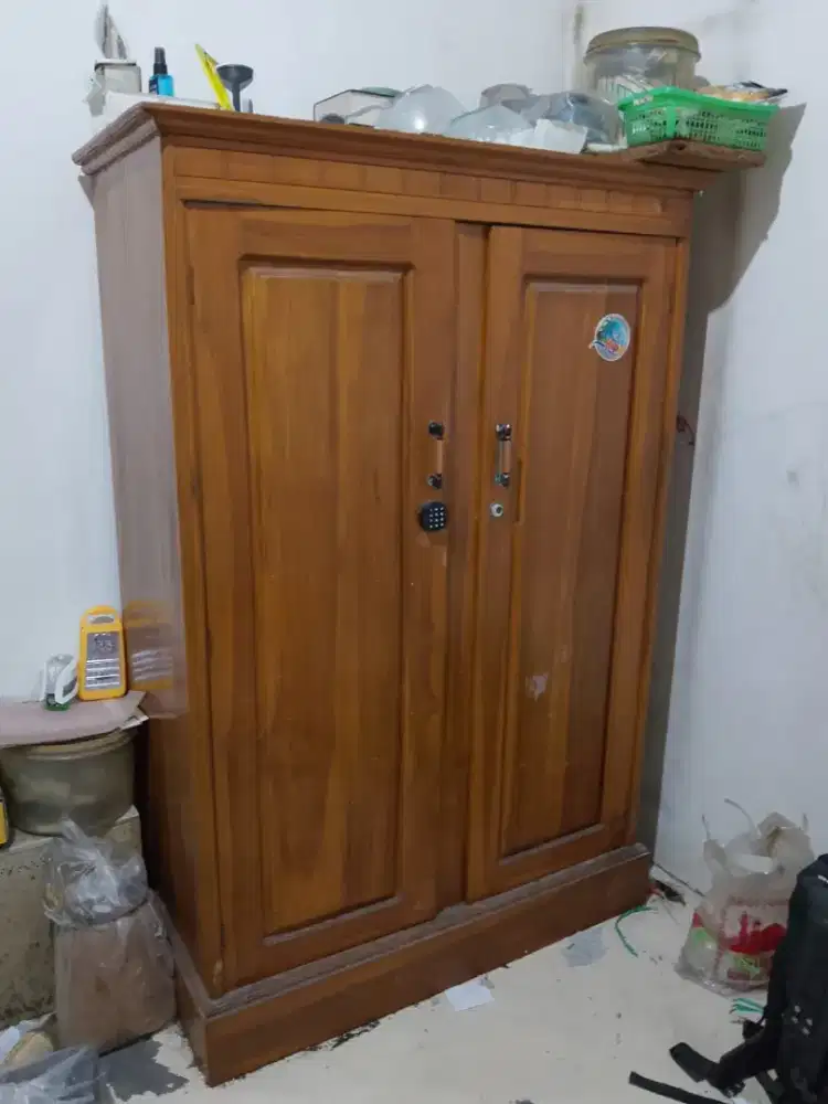 Lemari jati dua pintu