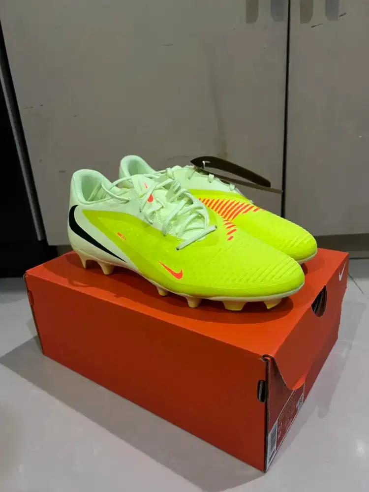 Nike Phantom 6 Academy FG/MG
Sepatu Bola Mini Soccer Original Size 42