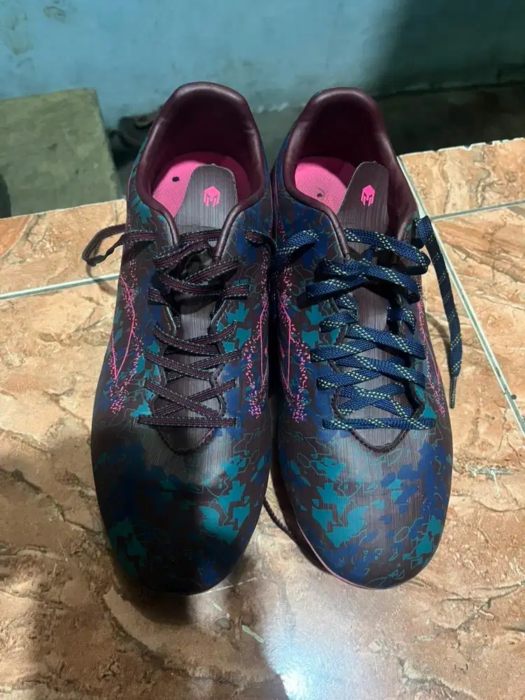 Sepatu bola mills