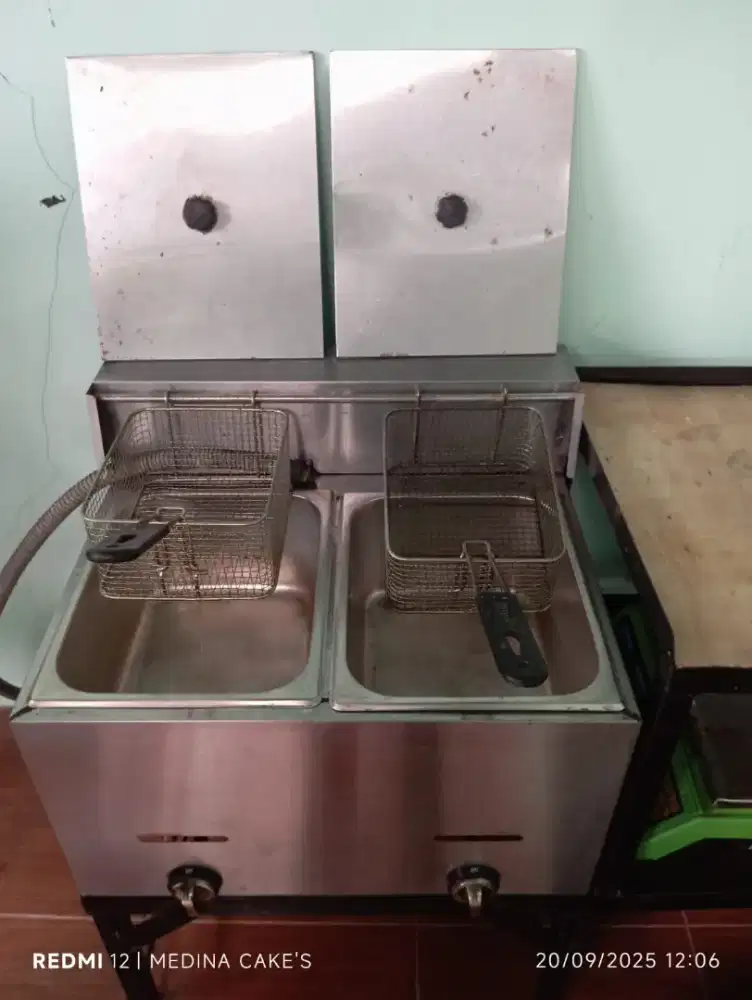 Dijual deep fryer stainless berikut meja set .. 650 nego tipis