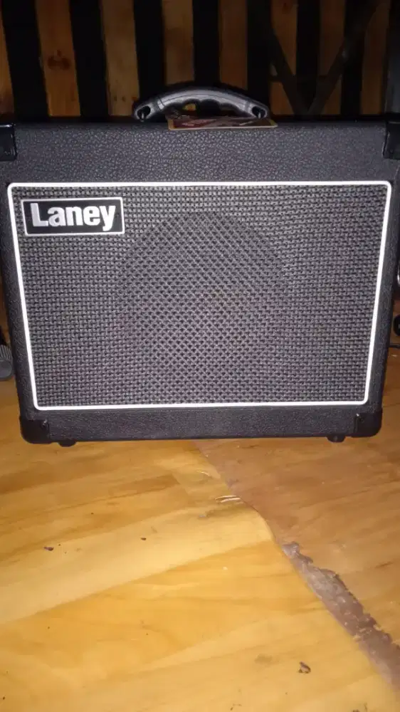 Dijual amplifier combo Merk: LANEY
Type LG 20 R ELECTRIC GUITAR COMBO