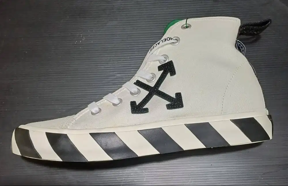 Sepatu Sneaker Off White Vulcanized Mid-TopWhite Black with Green Tag