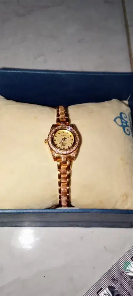 Dijual cepat jam tangan wanita mulus